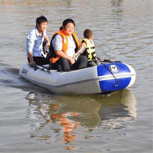 九龙坡景区游玩漂流船